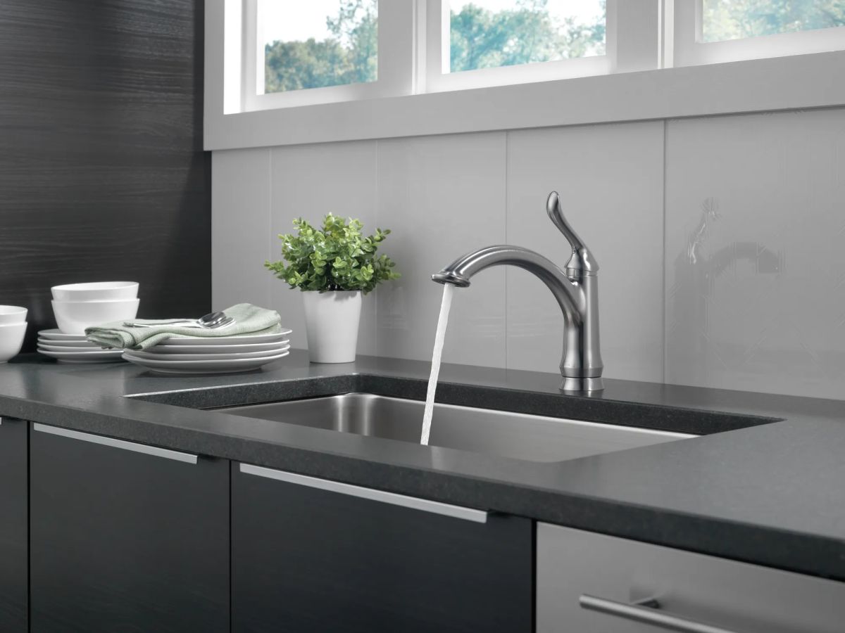 DELTA Linden Single Handle Kitchen Faucet — Arctic Stainless