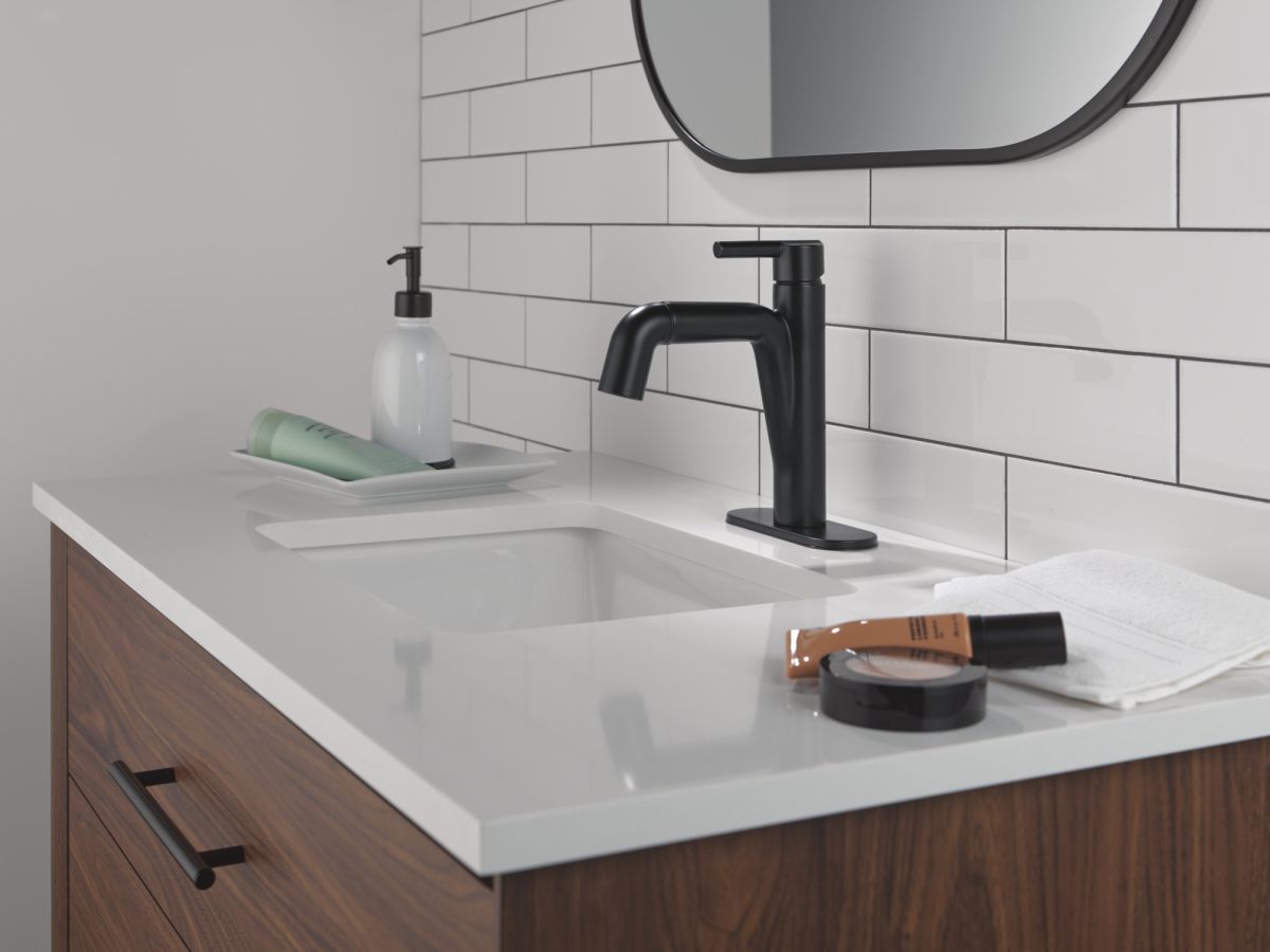 DELTA Nicoli Single Handle Pull-Down Bathroom Faucet — Matte Black