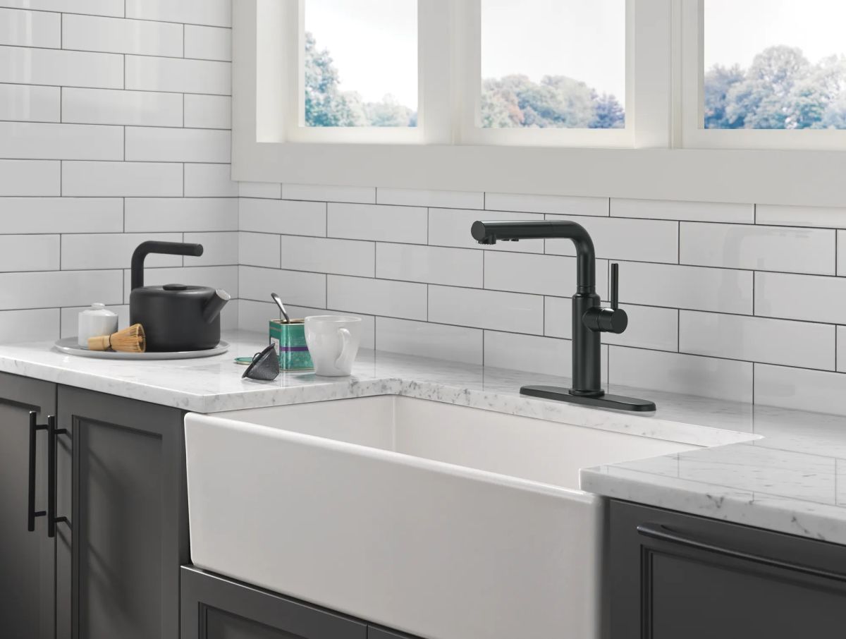 DELTA Daneri Single Handle Pull-Out Kitchen Faucet — Matte Black