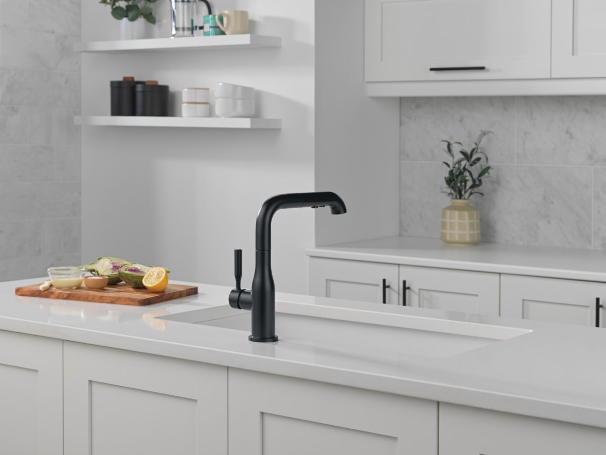 DELTA Almari Single Handle Pull-Out Kitchen Faucet — Matte Black