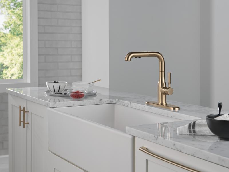 DELTA Almari Single Handle Pull-Out Kitchen Faucet — Champagne Bronze