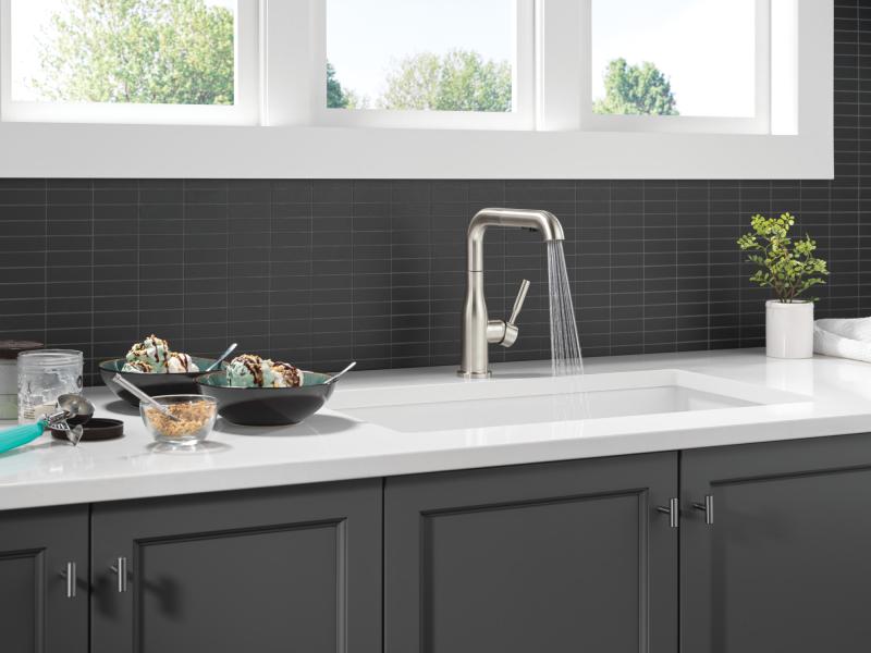 DELTA Almari Single Handle Pull-Out Kitchen Faucet — Stainless