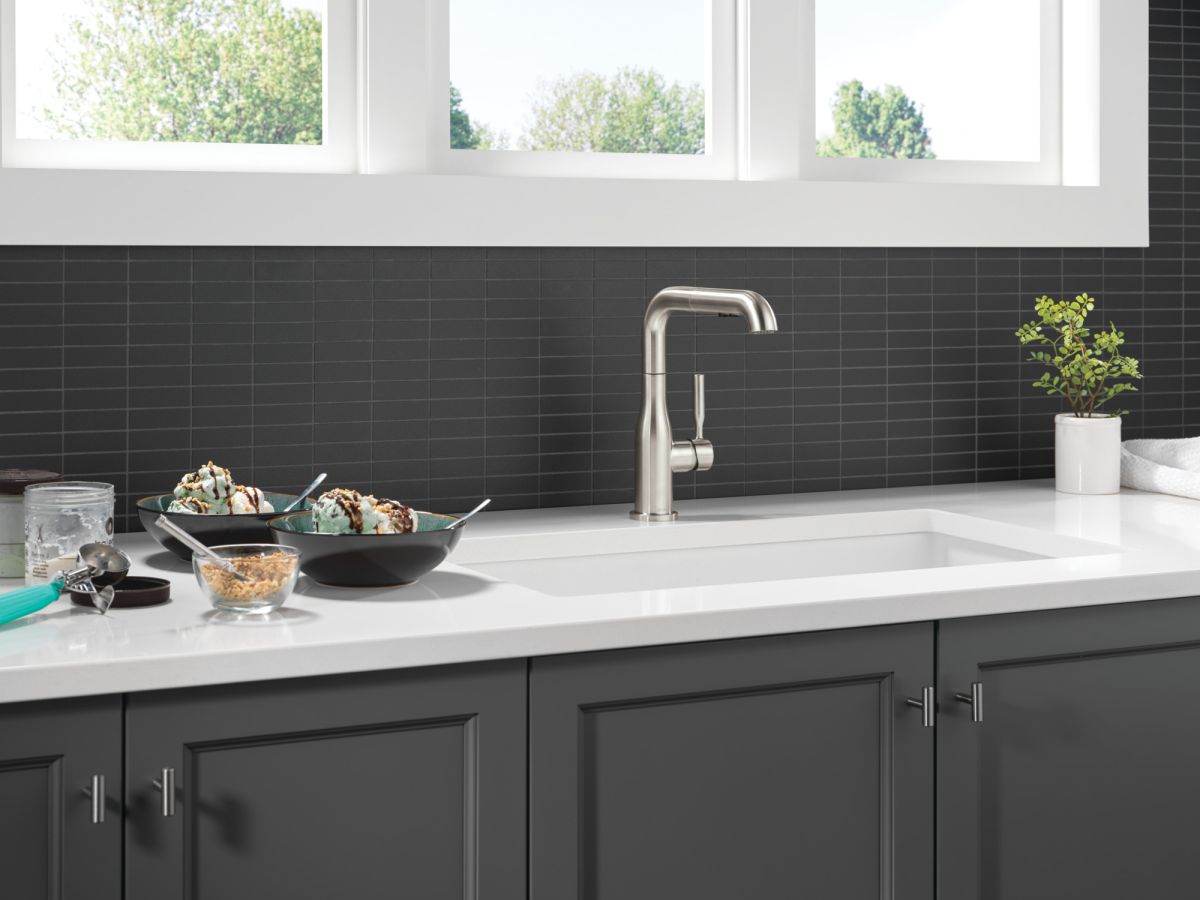 DELTA Almari Single Handle Pull-Out Kitchen Faucet — Stainless