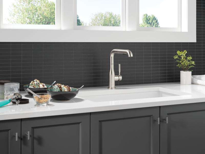 DELTA Almari Single Handle Pull-Out Kitchen Faucet — Stainless