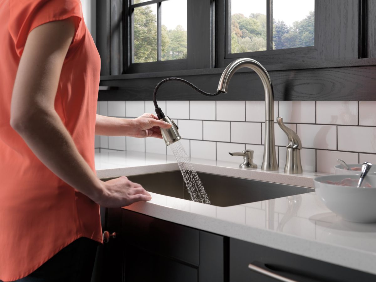 DELTA Kate Single Handle Pull-Down Kitchen Faucet with Soap Dispenser — Stainless