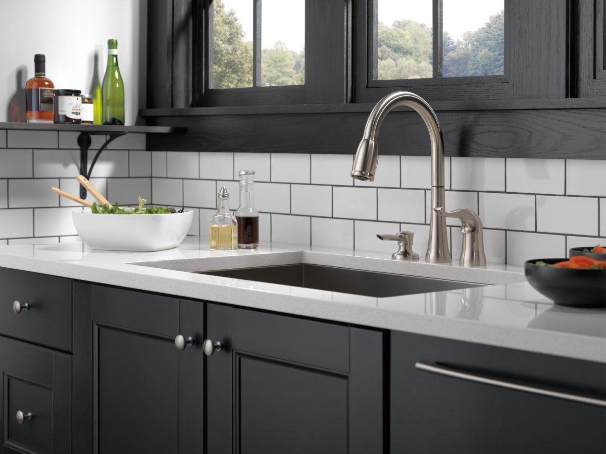 DELTA Kate Single Handle Pull-Down Kitchen Faucet with Soap Dispenser — Stainless