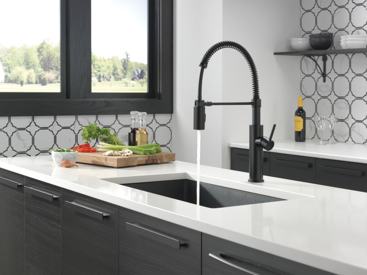 DELTA Antoni Single-Handle Pull-Down Spring Kitchen Faucet — Matte Black