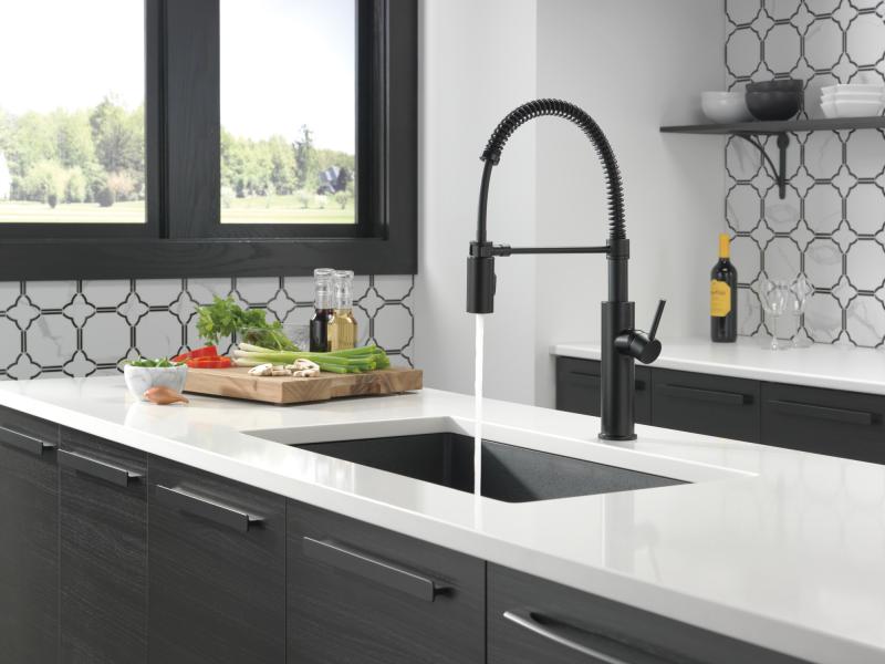 DELTA Antoni Single-Handle Pull-Down Spring Kitchen Faucet — Matte Black