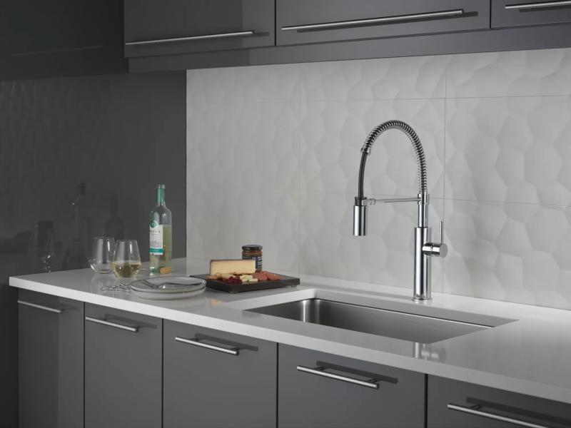 DELTA Antoni Single-Handle Pull-Down Spring Kitchen Faucet — Chrome
