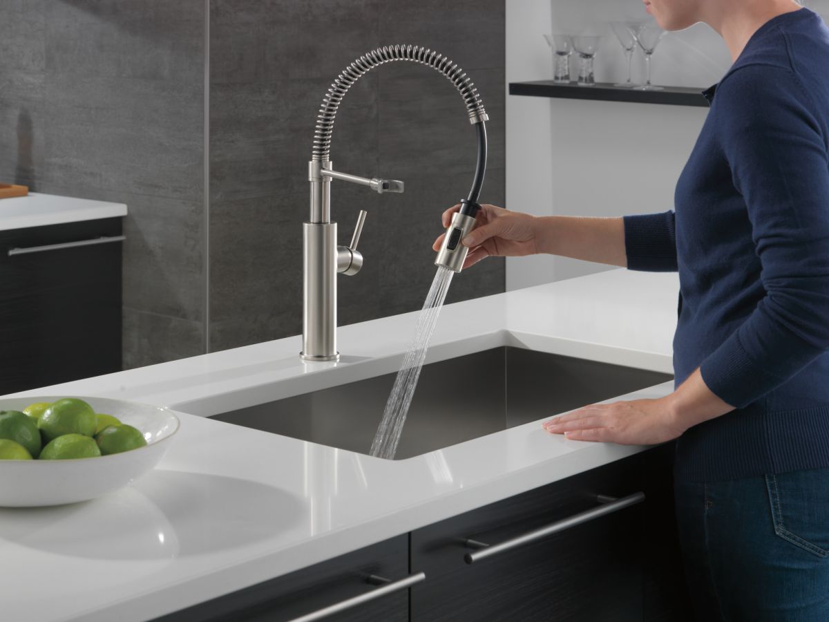 DELTA Antoni Single-Handle Pull-Down Spring Kitchen Faucet — Spotshield Stainless