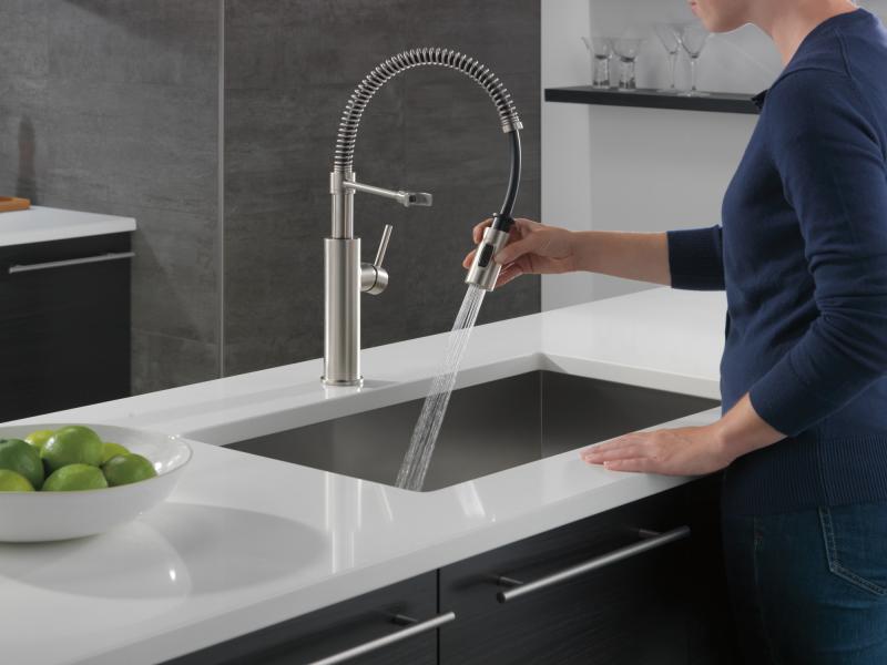 DELTA Antoni Single-Handle Pull-Down Spring Kitchen Faucet — Spotshield Stainless