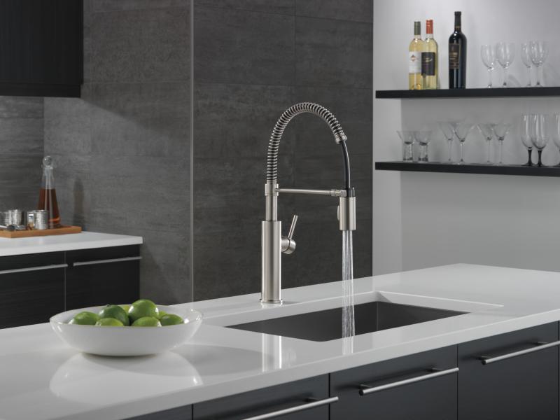 DELTA Antoni Single-Handle Pull-Down Spring Kitchen Faucet — Spotshield Stainless