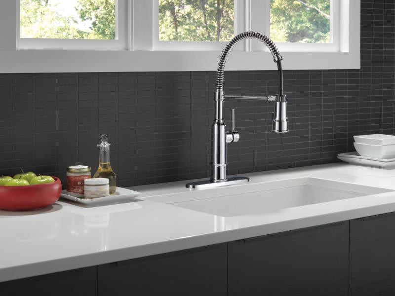 DELTA Theodora Single-Handle Pull-Down Spring Kitchen Faucet — Chrome