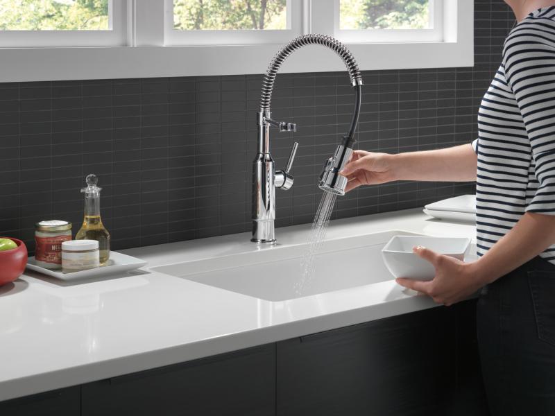 DELTA Theodora Single-Handle Pull-Down Spring Kitchen Faucet — Chrome