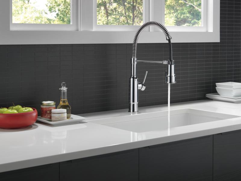 DELTA Theodora Single-Handle Pull-Down Spring Kitchen Faucet — Chrome