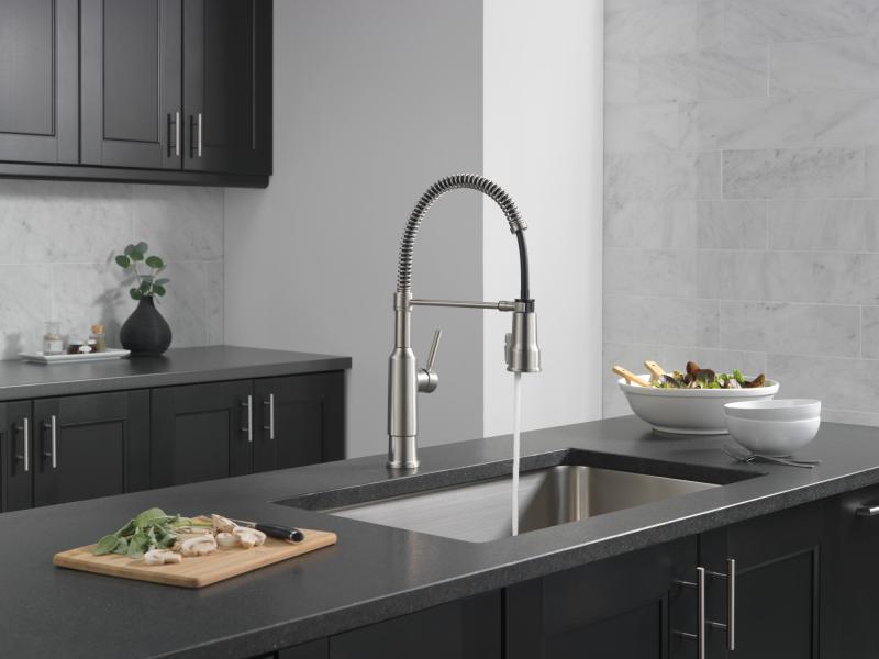 DELTA Theodora Single-Handle Pull-Down Spring Kitchen Faucet — Spotshield Stainless