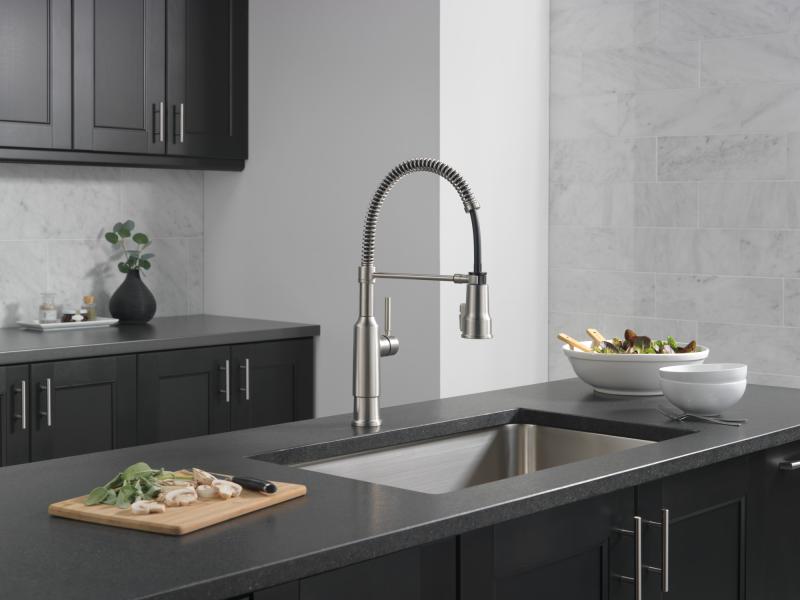 DELTA Theodora Single-Handle Pull-Down Spring Kitchen Faucet — Spotshield Stainless