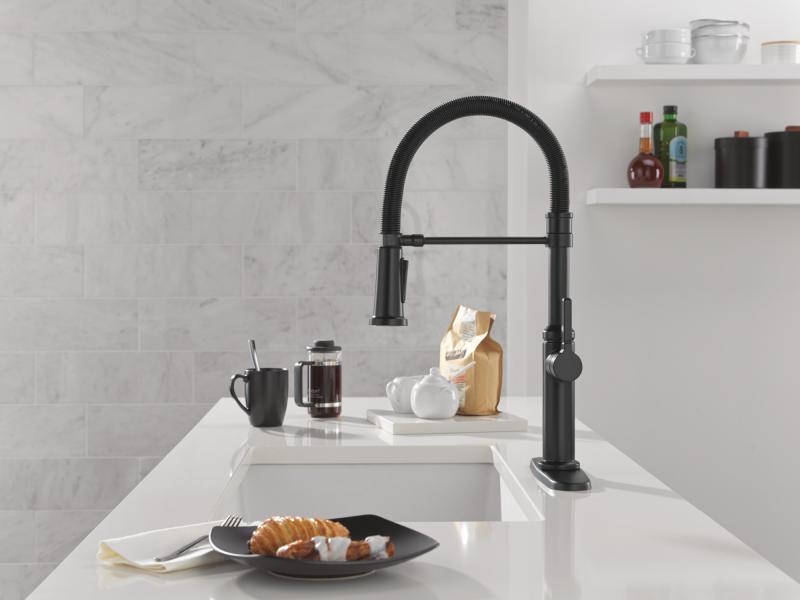 DELTA Rhett Single Handle Pull-Down Spring Kitchen Faucet — Matte Black