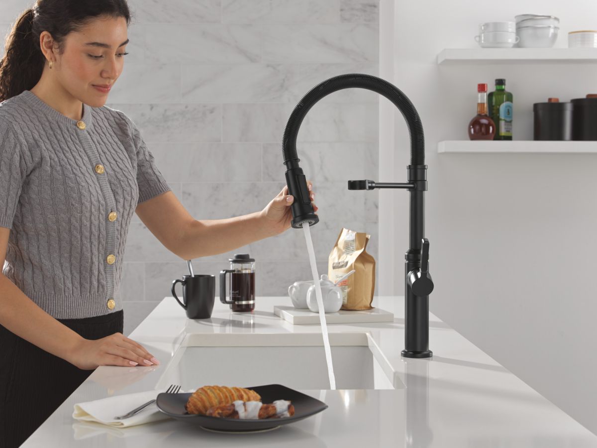 DELTA Rhett Single Handle Pull-Down Spring Kitchen Faucet — Matte Black