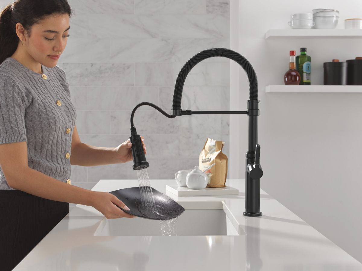 DELTA Rhett Single Handle Pull-Down Spring Kitchen Faucet — Matte Black
