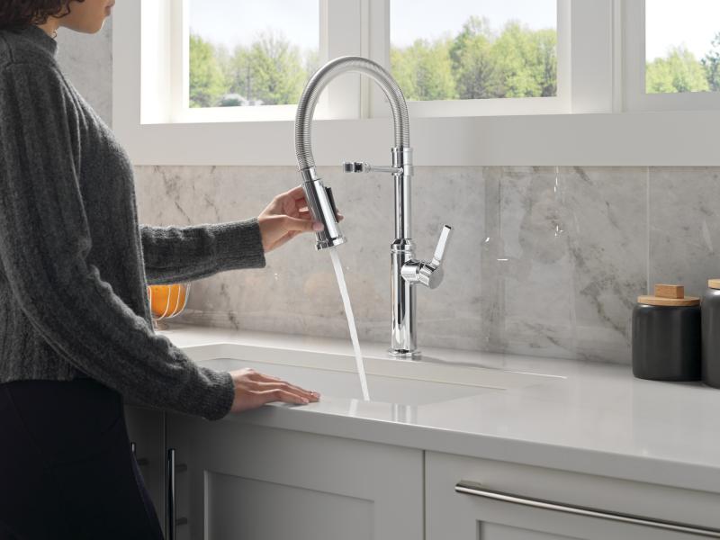 DELTA Rhett Single Handle Pull-Down Kitchen Faucet With Spring Spout — Chrome