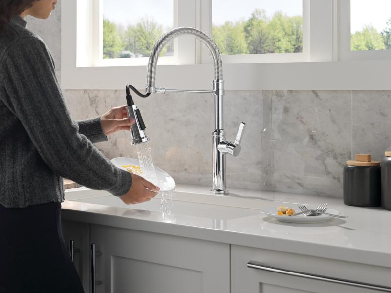 DELTA Rhett Single Handle Pull-Down Kitchen Faucet With Spring Spout — Chrome