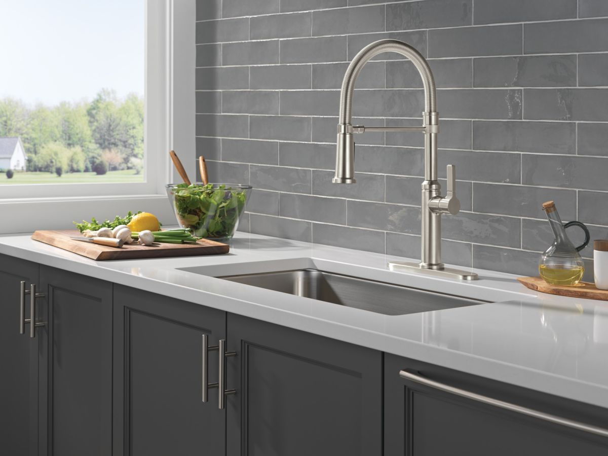 DELTA Rhett Single Handle Pull-Down Kitchen Faucet With Spring Spout — Stainless
