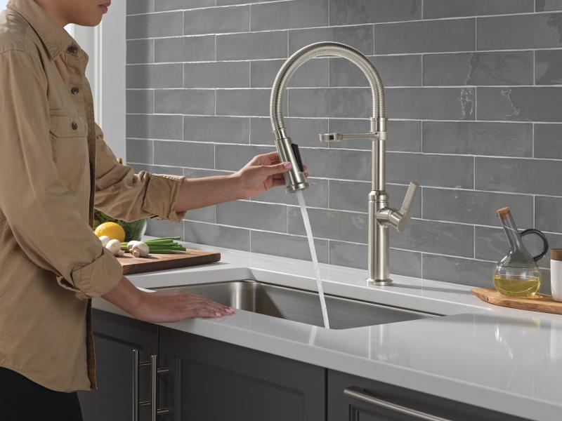 DELTA Rhett Single Handle Pull-Down Kitchen Faucet With Spring Spout — Stainless