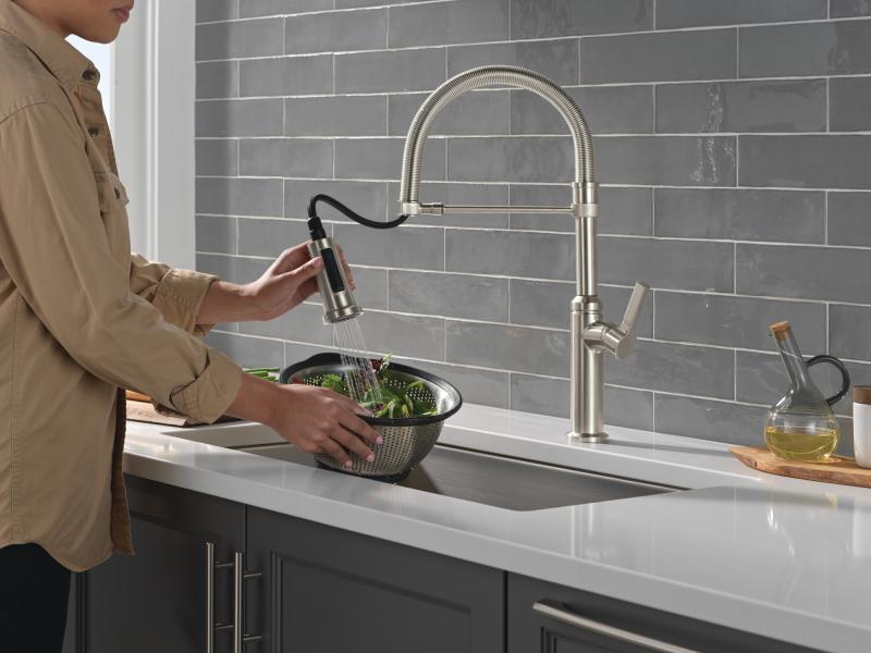 DELTA Rhett Single Handle Pull-Down Kitchen Faucet With Spring Spout — Stainless