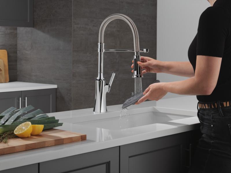 DELTA Ermelo Single Handle Pull-Down Kitchen Faucet With Spring Spout — Chrome