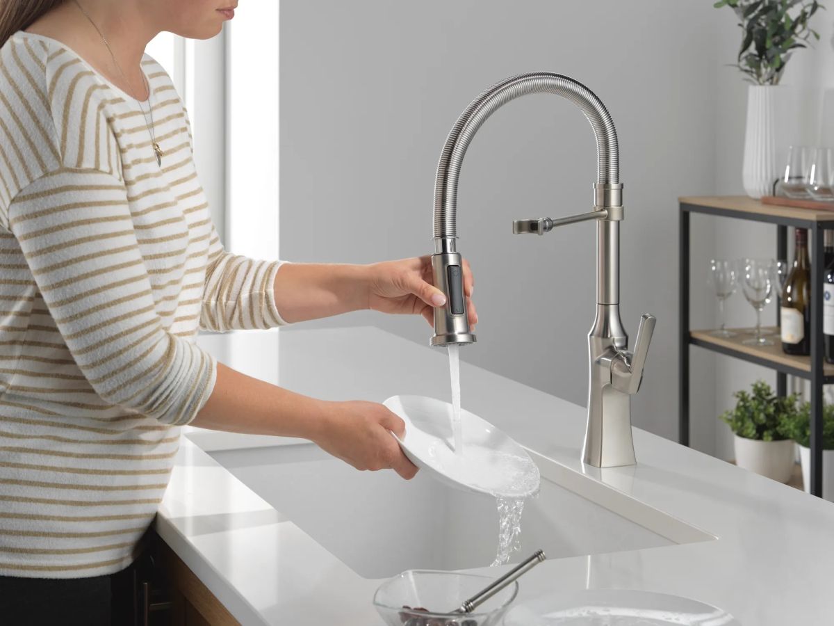 DELTA Ermelo Single Handle Pull-Down Kitchen Faucet With Spring Spout — Stainless