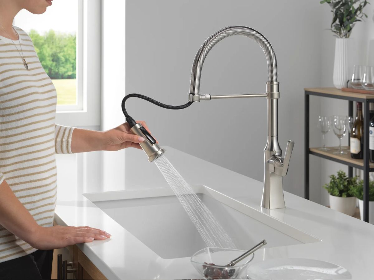 DELTA Ermelo Single Handle Pull-Down Kitchen Faucet With Spring Spout — Stainless