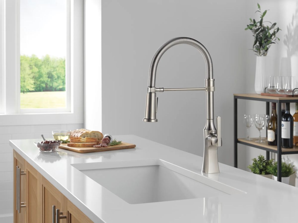 DELTA Ermelo Single Handle Pull-Down Kitchen Faucet With Spring Spout — Stainless
