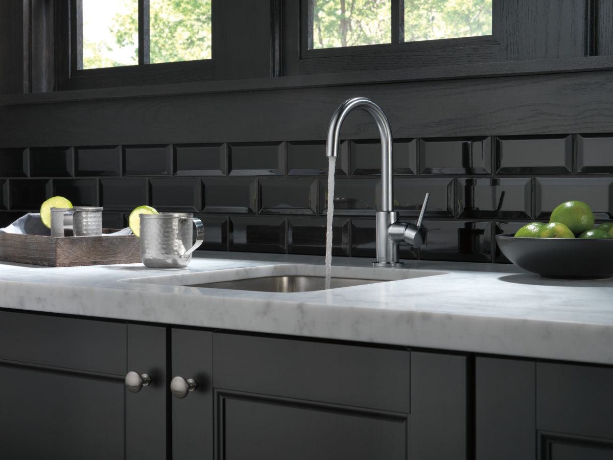 DELTA Trinsic True Bar Limited Swivel — Arctic Stainless
