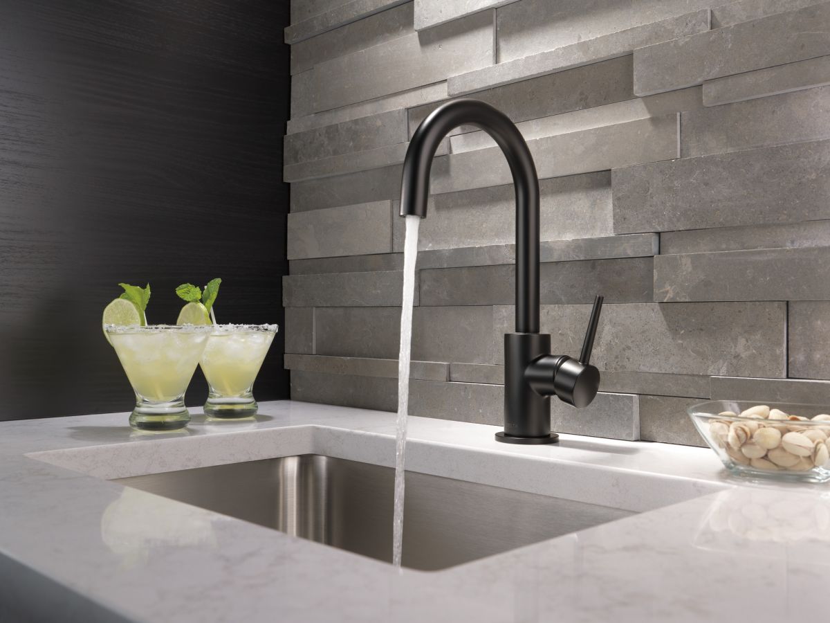 DELTA Trinsic True Bar Limited Swivel — Matte Black