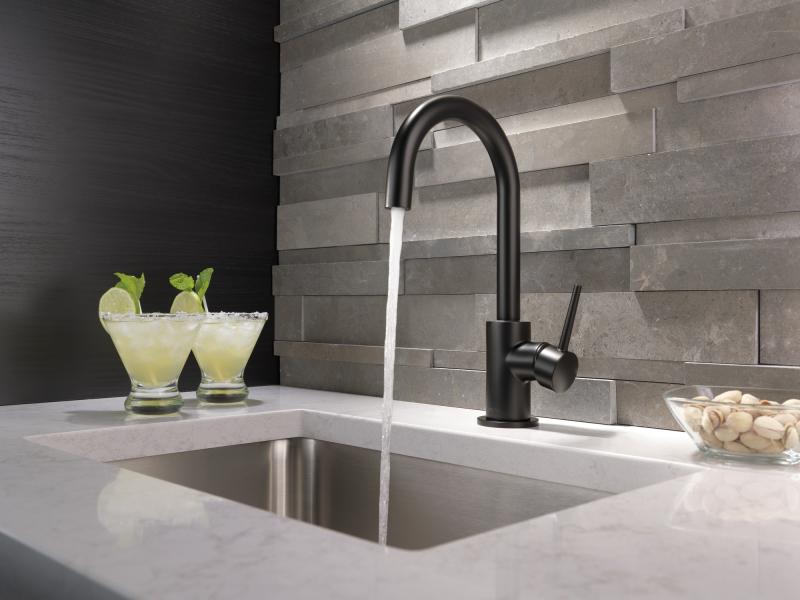 DELTA Trinsic True Bar Limited Swivel — Matte Black