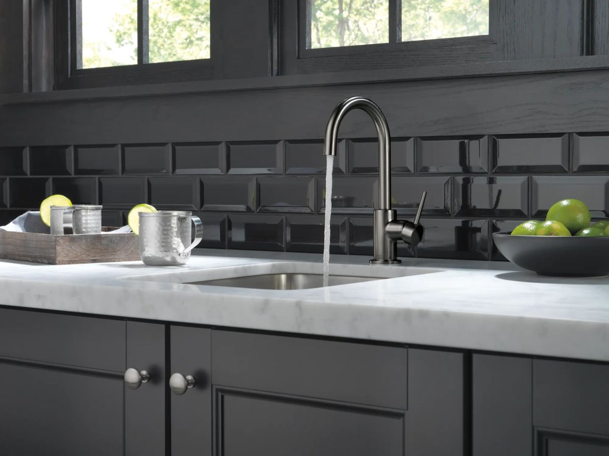 DELTA Trinsic True Bar Limited Swivel — Black Stainless