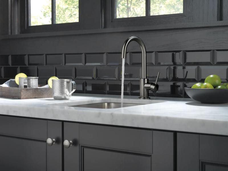 DELTA Trinsic True Bar Limited Swivel — Black Stainless
