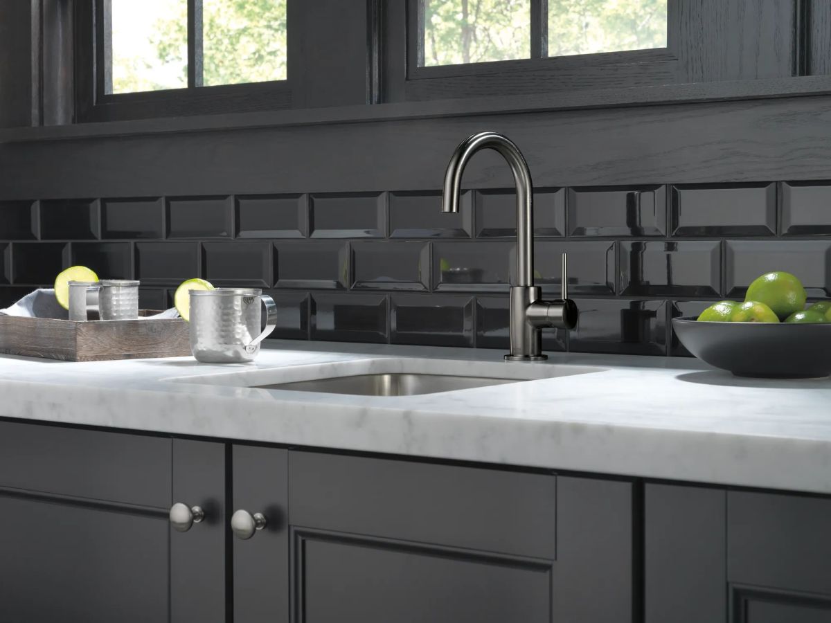 DELTA Trinsic True Bar Limited Swivel — Black Stainless
