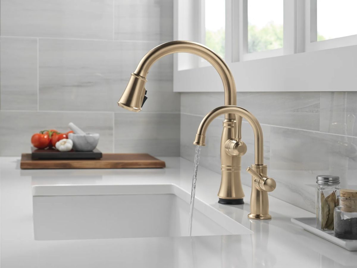 DELTA Cassidy Touch2O Technology Kitchen Faucet with Touchless Technology — Lumicoat® Champagne Bronze