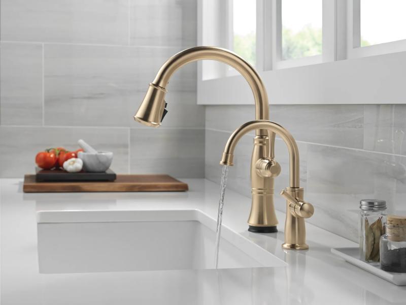 DELTA Cassidy Touch2O Technology Kitchen Faucet with Touchless Technology — Lumicoat® Champagne Bronze