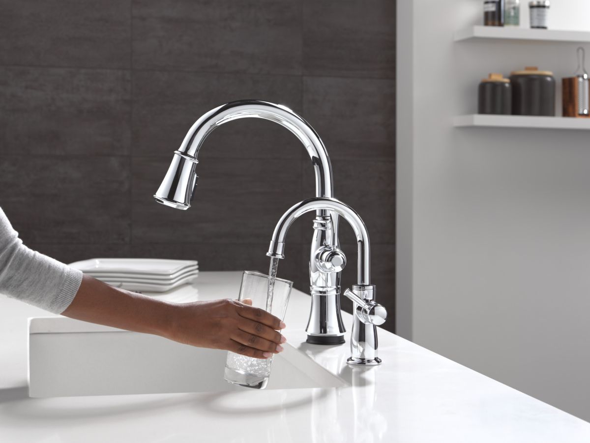 DELTA Cassidy Touch2O Technology Kitchen Faucet with Touchless Technology — Lumicoat® Chrome
