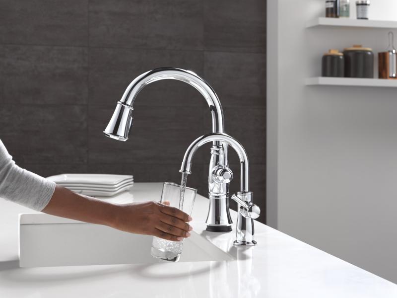 DELTA Cassidy Touch2O Technology Kitchen Faucet with Touchless Technology — Lumicoat® Chrome
