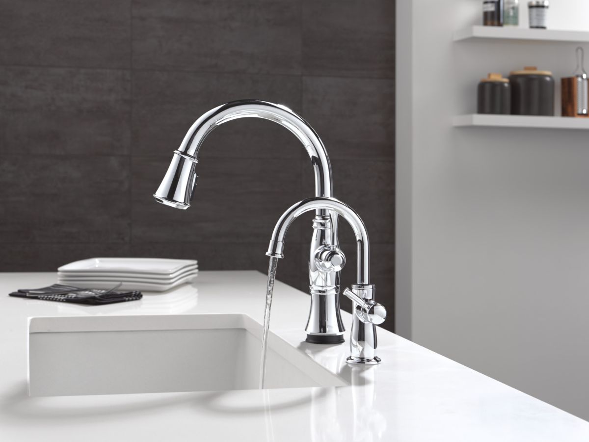 DELTA Cassidy Touch2O Technology Kitchen Faucet with Touchless Technology — Lumicoat® Chrome