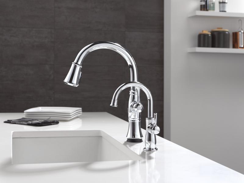 DELTA Cassidy Touch2O Technology Kitchen Faucet with Touchless Technology — Lumicoat® Chrome