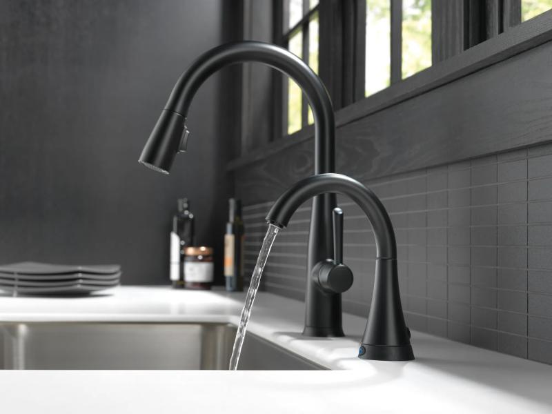 DELTA Essa Single Handle Pull-Down Kitchen Faucet with Touch2O Technology — Matte Black