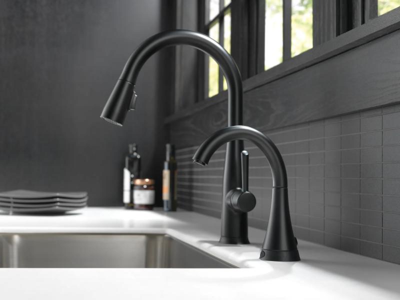 DELTA Essa Single Handle Pull-Down Kitchen Faucet with Touch2O Technology — Matte Black