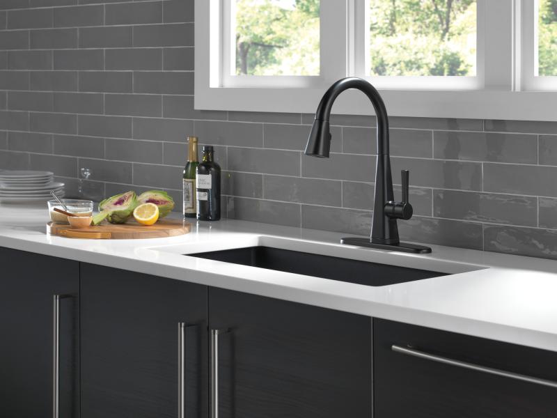 DELTA Lenta Single-Handle Pull-Down Kitchen Faucet with Touch2O Technology — Matte Black
