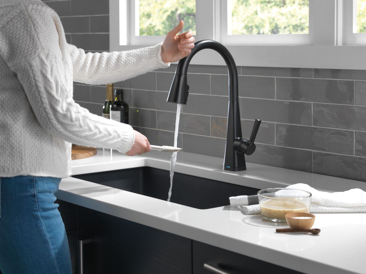 DELTA Lenta Single-Handle Pull-Down Kitchen Faucet with Touch2O Technology — Matte Black