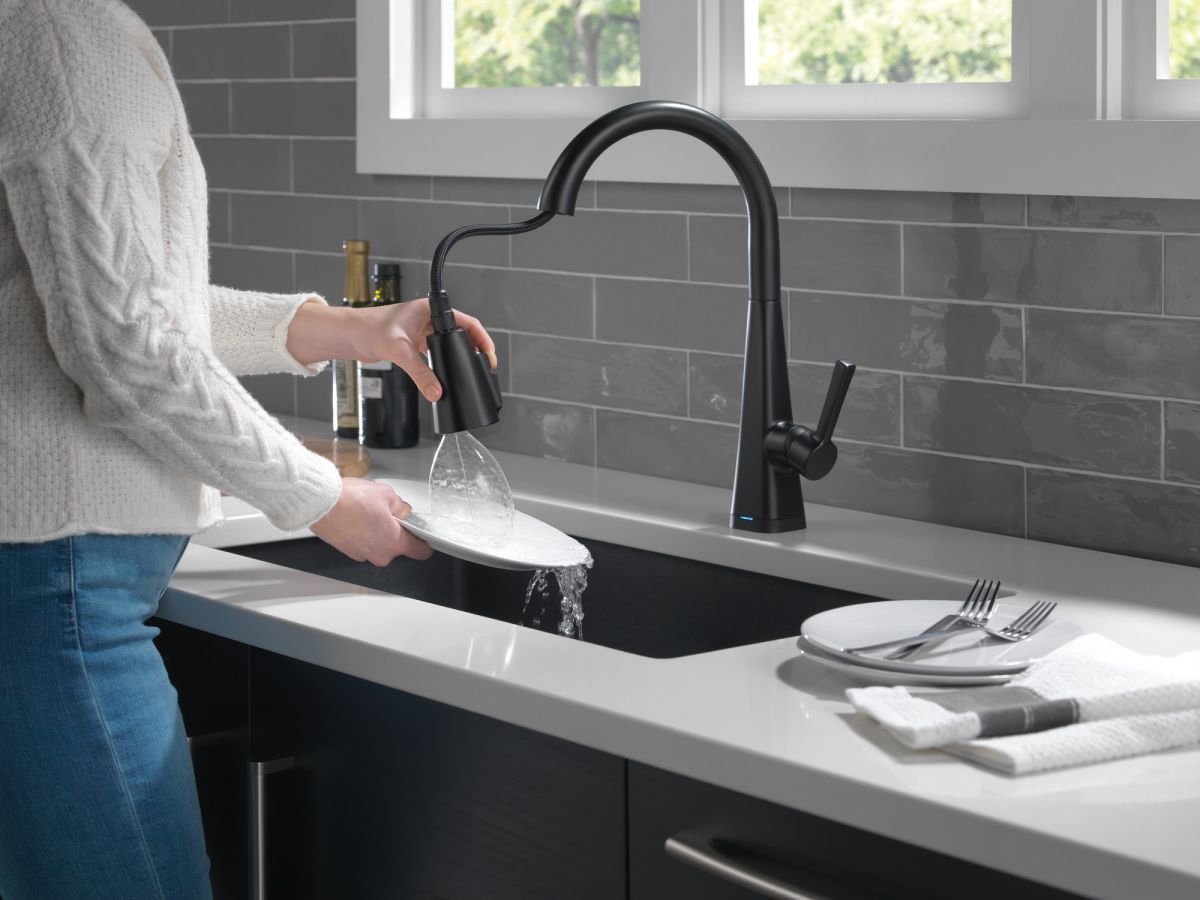 DELTA Lenta Single-Handle Pull-Down Kitchen Faucet with Touch2O Technology — Matte Black